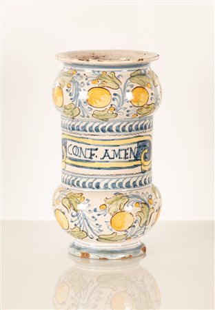 Albarello da farmacia. Al centro cartiglio indicante denominazione del farmaco contenuto " CONF.AMEN", tracciato in lettere capitali. Manifattura laziale della fine del XVII secolo e gli inizi del XVIII secolo.   