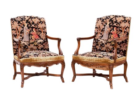 Coppia di poltrone in noce a osso di montone rivestite con tessuto abusson con scena medievale galante su sfondo nero con decoro fogliato e di animali. Manifattura francese del XVIII secolo    