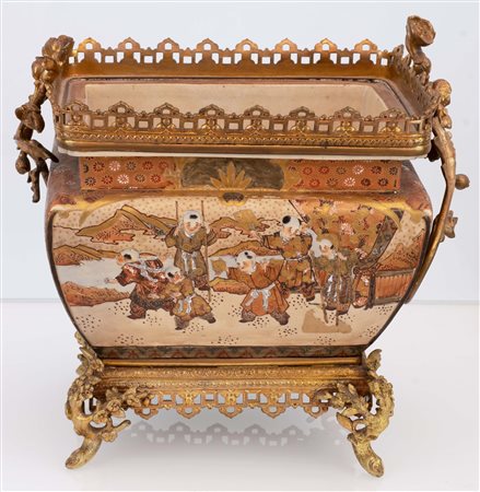 Cachepot porta bonsai Satsuma con corpo decorato in ricca policromia e oro. Base e balaustra in bronzo dorato con anse a racemi fiorati. Piedini fitomorfi.   