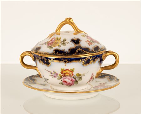 Tazza da puerpera con coperchio in stile Samson. Manifattura Sevres M 1821   