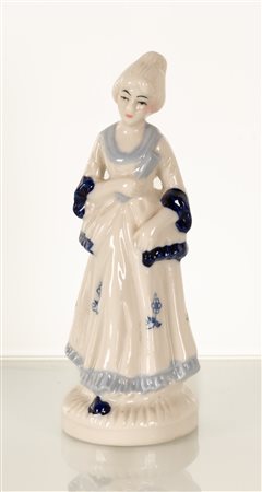 Piccola scultura in porcellana bianca raffigurante nobildonna   