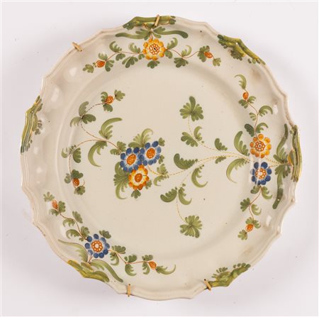 Piatto da portata a decori floreali su tesa e cavo con bordo mistilineo. Manifattura Cantagalli, XX secolo   
