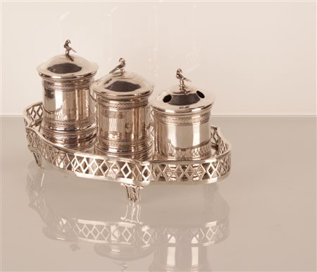 Servito da scrittoio inglese in Sheffield composto da due porta inchiostro e portapenne.   