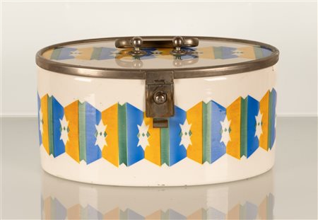 Scatola portabiscotti art deco anni '20 del XX secolo in ceramica con serramenti e manico in nichel. Decoro geometrico policromo lungo i fianchi,   