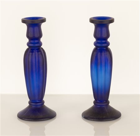 Coppia di portacandele in vetro opalino blu. Fusto costolato. Manifattura italiana, XX secolo   