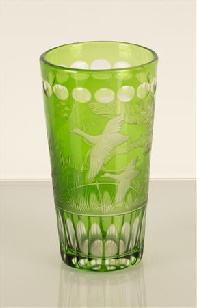 Bicchiere in vetro verde molato e intagliato con decoro con airone e germani reali   