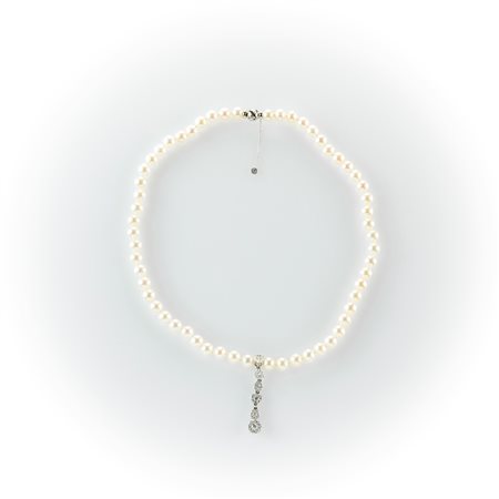 Collana di perle coltivate giapponesi Recarlo con ciondolo centrale costituito da sei elementi con diamanti taglio rotondo, taglio a goccia, taglio navette contornati da pavè di diamanti taglio brillante   