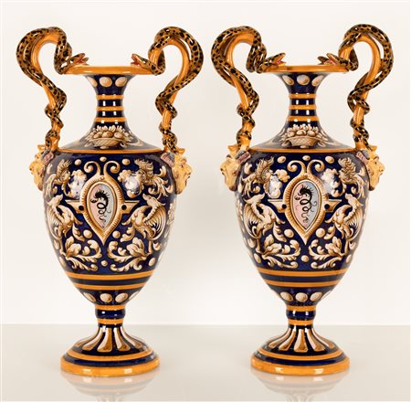 Coppia di vasi biansati con anse serpentiformi. Manifattura Egisto Fantechi, inizi del XX secolo   