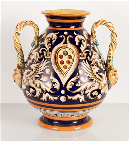 Vaso in maiolica biansato . Manifattura Egisto Fantechi, inizi del XX secolo.    
