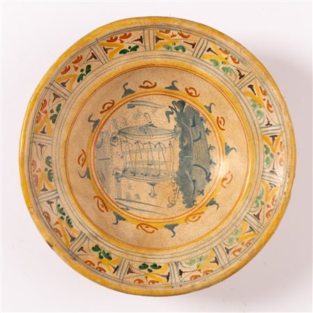 Piatto con decoro nella tesa alternato a scomparti con motivi geometrici e fogliati. Manifattura toscana (Montelupo) primo quarto del XVI secolo   