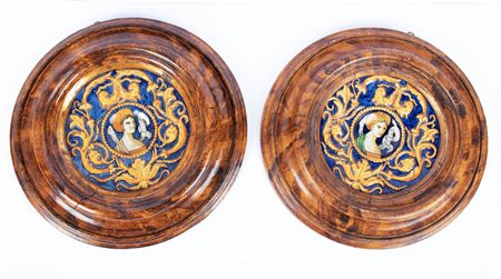 Coppia di alzatine in stile neorinascimentale. Manifattura dell'Italia centrale della seconda metà del XIX secolo   