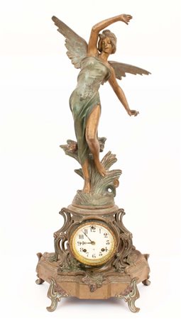 Orologio da tavolo del XX secolo con vittoria alata Quadrante in ceramica con numeri romani   