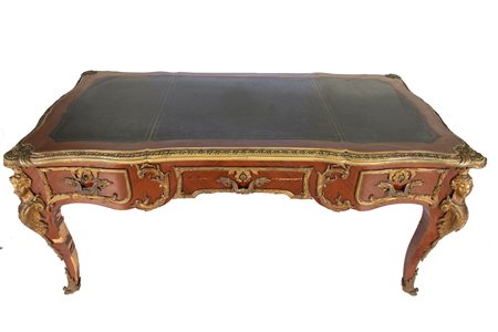 Tavolo Bureau Plat  con applicazioni in bronzo doratO. Manifattura francese dell'ultimo quarto del XIX secolo e gli inizi del XX secolo   