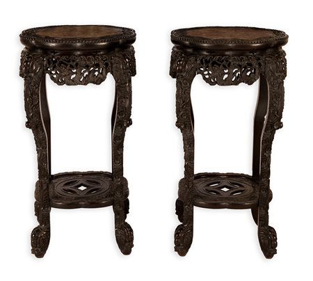 Coppia di antichi piedistalli cinesi in legno esotico con base in marmo con quattro piedi raccordati da piano inferiore intagliato.   