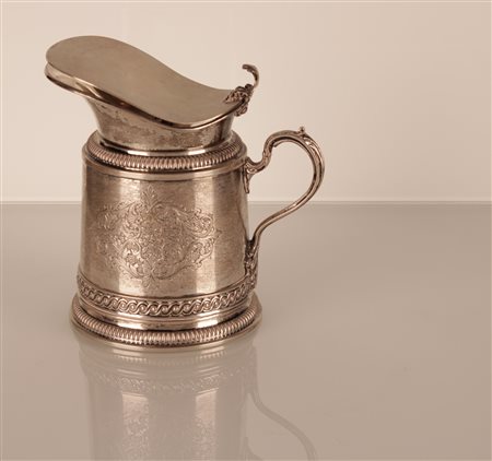 Thermos finemente cesellato in argento 800/000. Punzone 32 MI - Messulam Enrico    