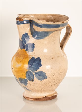 Piccola brocca in maiolica con decoro al fioraccio. Manifattura di Palena, fine del XIX secolo   