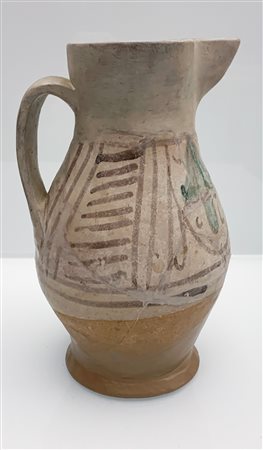 Boccale in maiolica arcaica dal corpo piriforme. Manifattura senese (Montalcino) dell'ultima metà del XV secolo   