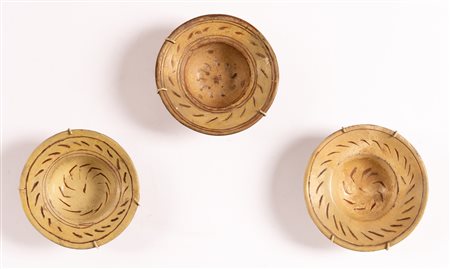 Tre piccole ciotole in ceramica ingobbiata e graffita a stecca. Manifattura toscana del XV secolo   
