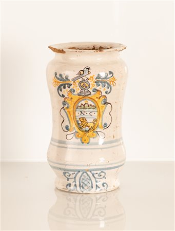 Albarello da farmacia decorato con blasone di leone.  Manifattura di Castelli (TE) attiva tra la seconda metà del XVII secolo e i primi decenni del XVIII.   