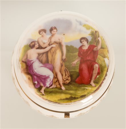 Portagioie in opalina. Coperchio decorato con scena dal Giudizio di Paride   