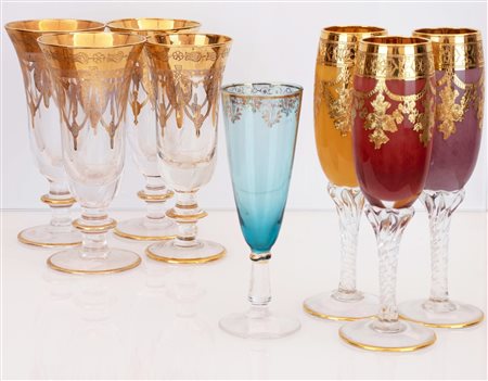 Lotto di 8 bicchieri con decoro in oro a diverse tonalità di colore   