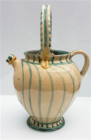 Piccolo orciolo monoansato con decoro a girasole. Manifattura di Caltagirone degli inizi del XX secolo   