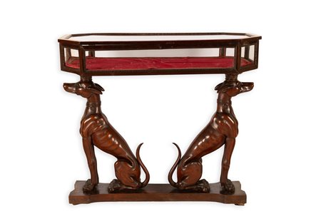 Espositore in stile neoclassico da centro in legno di ciliegio poggiante su montanti raffiguranti levrieri intagliati a tutto tondo.  Lucca, XIX secolo   