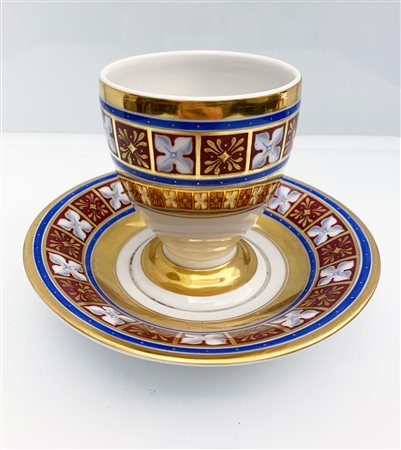 Lotto di 5 piatti e un porta uovo manifattura KPM con decoro in rosso e oro composto da   