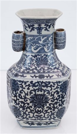 Vaso in porcellana bianca e blu con anse tonde. Decoro di fiori di loto.  Cina, dinastia Yongzheng   