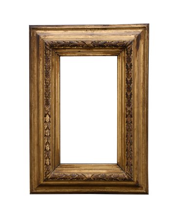 Bella cornice in legno dorato a più ordini di intaglio. Particolare lavorazione a festoni di foglie di quercia ripresi al centro dei quattro lati   