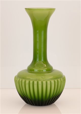 Vaso in vetro incamiciato verde con base costolata e lungo collo a tromba. Pregiata manfattura di Murano,primi decenni del XX secolo   