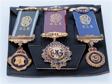 Lotto di tre medaglie massoniche con portamedaglie in pelle   