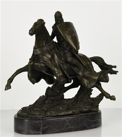 Scultura in bronzo raffigurante cavaliere   