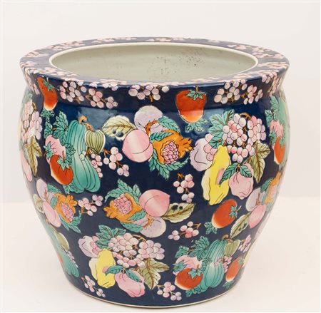 Grande cachepot porta vaso in ceramica dipinta su fondo azzurro con composizione di frutti   