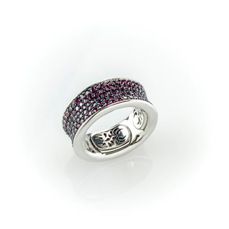 Anello pavè multimisura Crieri realizzato in oro bianco e rubini taglio rotondo   