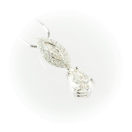 Girocollo in oro bianco Recarlo con pendente in diamanti taglio a goccia e taglio a marquise. Catenina veneziana con lunghezza regolabile   