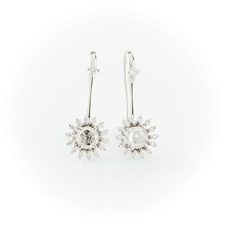 Orecchini in oro bianco a tema floreale   