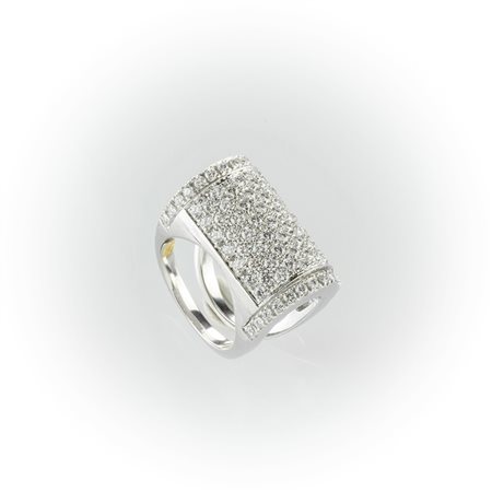 Anello bauletto in oro bianco con pavè di diamanti bianchi taglio brillante   