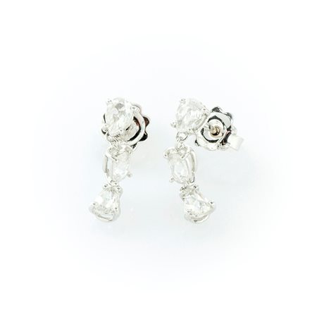 Orecchini Gismondi in oro bianco con diamanti taglio goccia e ovale   