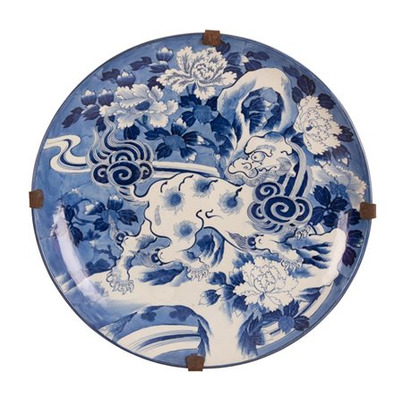 Grande piatto da parata in maiolica giapponese bianca e blu decorato al centro con drago Ø cm 62
