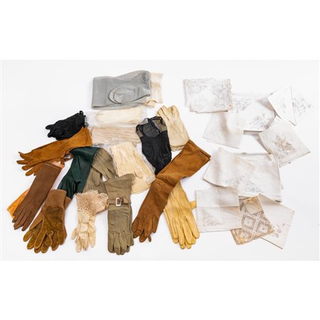 GRUPPO DI GUANTI E FAZZOLETTI