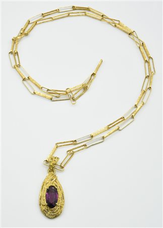 COLLANA CON PENDENTE IN ORO GIALLO lunga catena lavorata artigianalmente,...