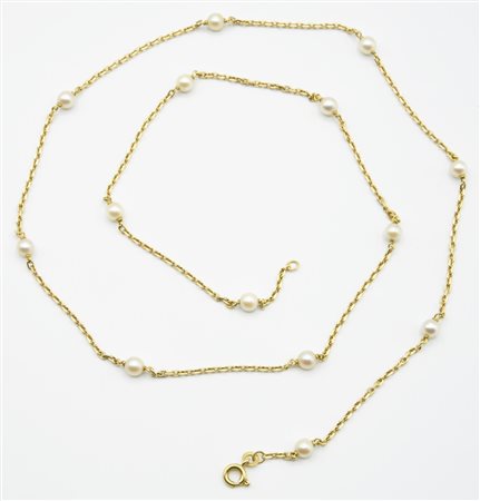 COLLANA IN ORO E PERLE COLTIVATE sottile catena in oro intercalata da piccole...