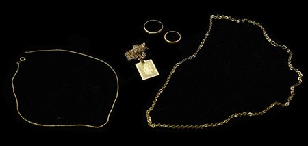 LOTTO DI OREFICERIA VARIA IN ORO GIALLO due anelli, due collane e una...