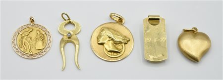 LOTTO DI CINQUE PENDENTI tre medagliette e due ciondoli di cui uno a forma di...