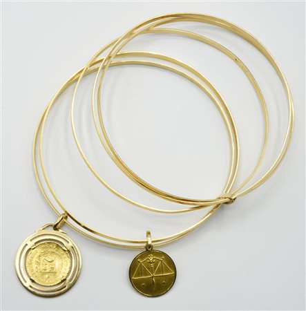 BRACCIALE IN ORO GIALLO bracciale a cinque cerchi rigidi, con due piccoli...
