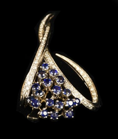 SPILLA IN ORO BIANCO 750, DIAMANTI E ZAFFIRI spilla con pavè di zaffiri di...