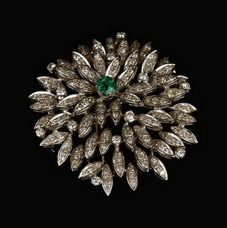 SPILLA IN ORO BIANCO, DIAMANTI E SMERALDO importante spilla con al centro...