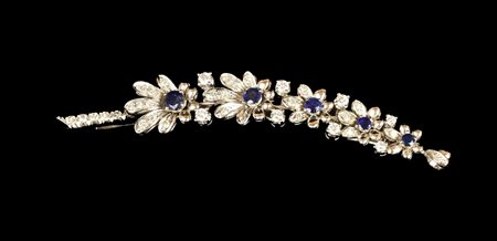 SPILLA IN ORO BIANCO, DIAMANTI E ZAFFIRI serie continua di fiori a digradare,...