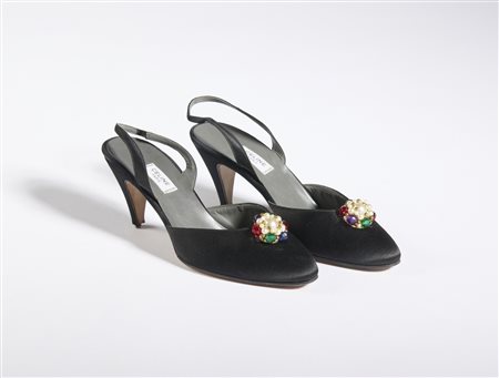 CELINE - Scarpe decolleté in raso nero e gioiello.